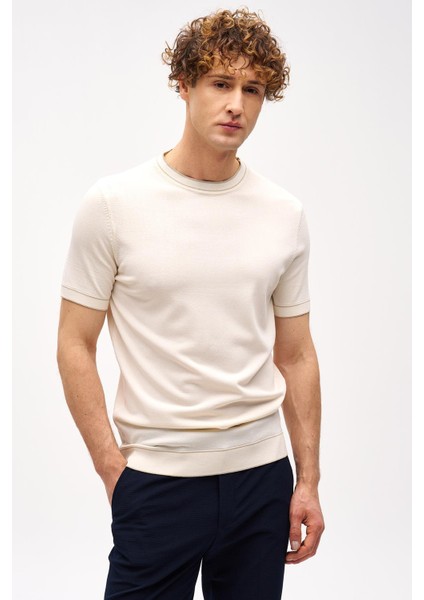 Krem Standart Fit Dar Kalıp Bisiklet Yaka Düz Kısa Kollu Triko Tişört