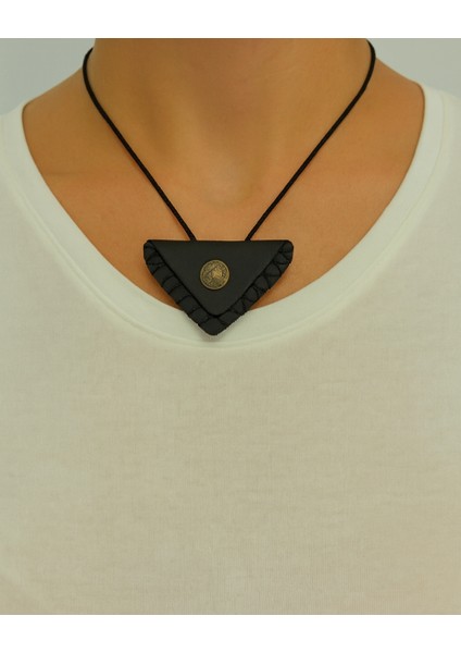 Deri Kaplı Üçgen Mini Cevşen – Boyuna Asmalık Siyah Ipli, Mini Deri Kaplama Çantalı Manevi Dua Kolyesi