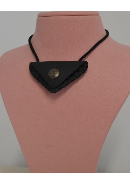 Deri Kaplı Üçgen Mini Cevşen – Boyuna Asmalık Siyah Ipli, Mini Deri Kaplama Çantalı Manevi Dua Kolyesi modelleri