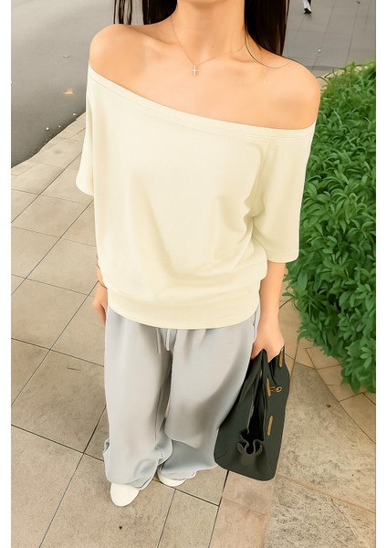 Kırık Beyaz Kadın Düşük Omuz Kayık Yaka Oversize T-Shirt