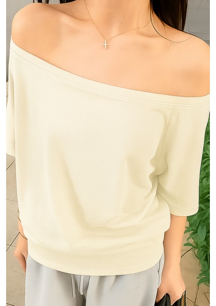 Kırık Beyaz Kadın Düşük Omuz Kayık Yaka Oversize T-Shirt fiyatları