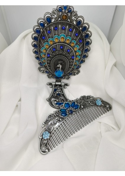 Metal Tavus Kuşu Tüyü Desenli El Aynası ve Tarak Seti (17 x 7.5 Cm)