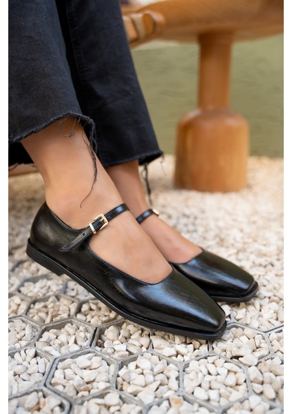 Flue Siyah Kadın Tokalı Düz Babet fırsatları