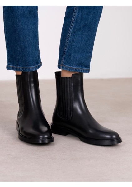 Nomi Siyah Hakiki Deri Kadın Bot