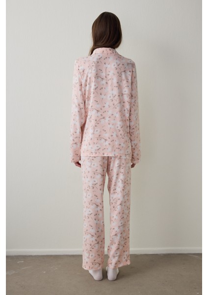 Açık Pembe Ellie Çiçekli Gömlek Yaka Uzun Kol Pijama Takımı fırsatları