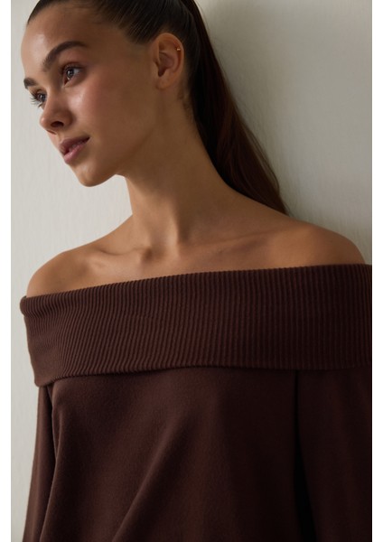 Kahverengi Uzun Kollu Rahat Kesim Kayık Yaka Üst modelleri