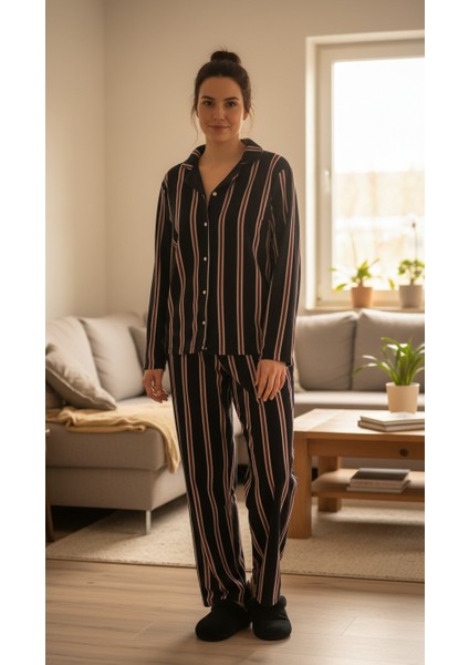 Çizgi Desenli Önden Düğmeli Kadın Polar Pijama Takımı