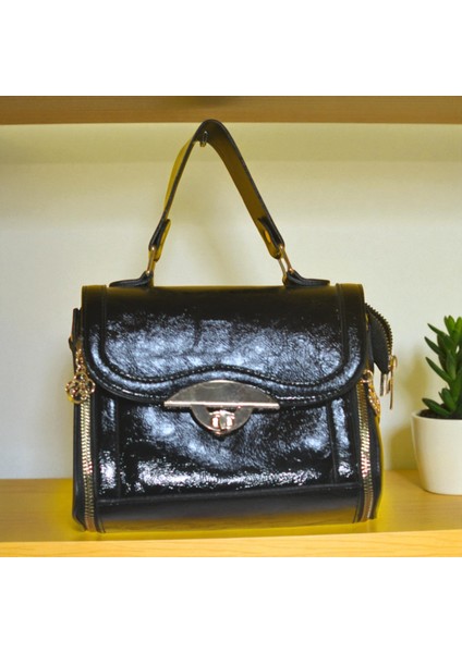 Kadın Siyah Parlak Mini Kol & Omuz Çantası – Kilit Kapaklı Şık Askılı Çanta