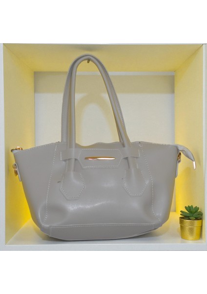 Kadın Beyaz Kol ve Omuz Çantası – Geniş Hacimli Askılı Günlük Çanta (Modern Soft Tasarım)