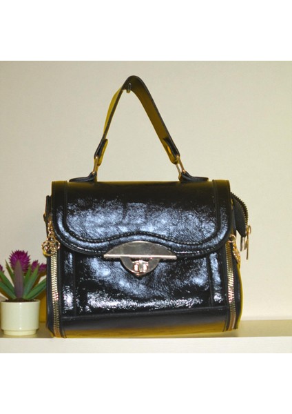 Kadın Parlak Deri Mini El ve Omuz Çantası – Gold Kilit Detaylı Şık Model