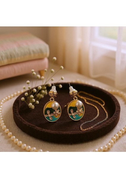 Çiçek Motifli Incili Küpe fırsatları