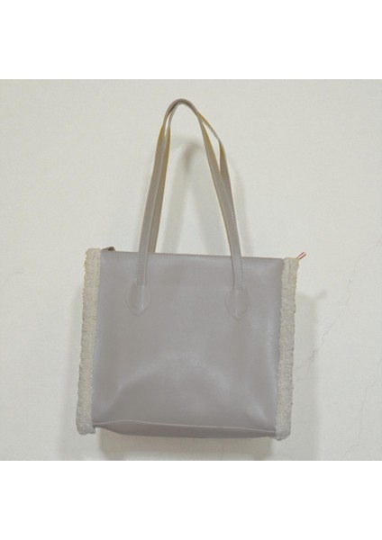 Kadın Peluş Detaylı Deri Görünümlü Omuz Çantası – Şık ve Geniş Tote Model