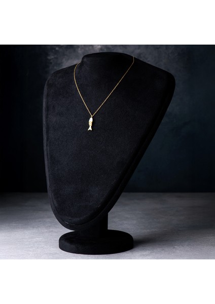 Beyaz Balık Figürlü Altın Renk Çelik Kadın Kolye – Zarafet, Renk ve Modern Şıklık Kolyesi