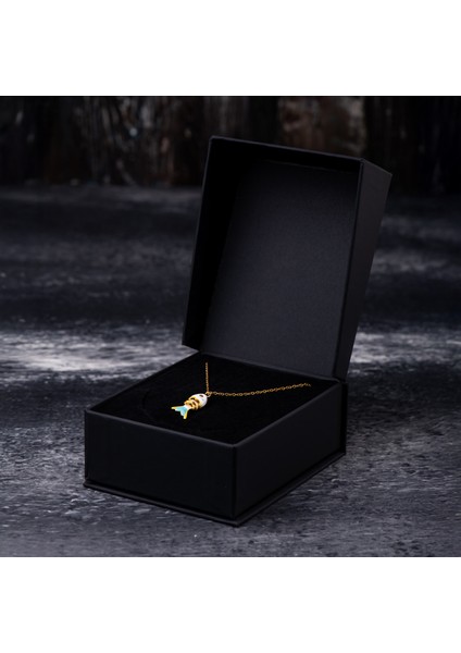 Beyaz Balık Figürlü Altın Renk Çelik Kadın Kolye – Zarafet, Renk ve Modern Şıklık Kolyesi modelleri