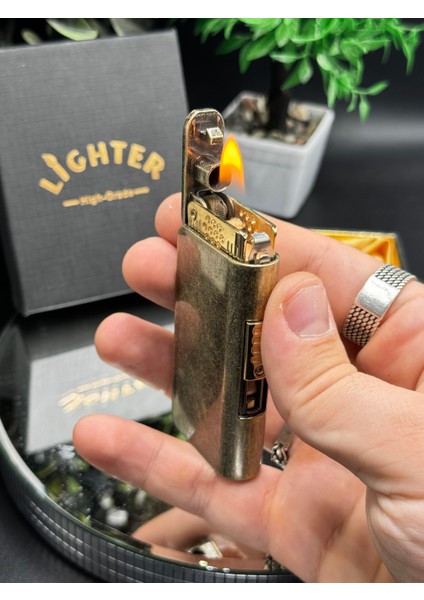 Koleksiyonluk Fransız Reprodüksiyon Çakmak - 1930'LAR Vintage Stil - Benzinli, Doldurulabilir fırsatları