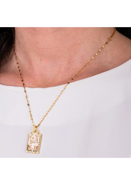 Ay Yıldız ve Renkli Taş Detaylı Dikdörtgen Figürlü Altın Renk ÇelikKadın Kolye – Zarif, Işıltılı ve Modern Şıklık Kolyesi