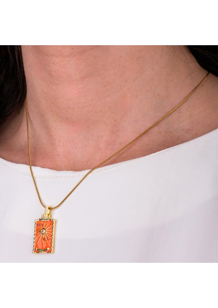 Turuncu İşlemeli Dikdörtgen Figürlü Altın Renk Çelik Kadın Kolye –Canlı, Zarif ve Modern Şıklık Kolyesi