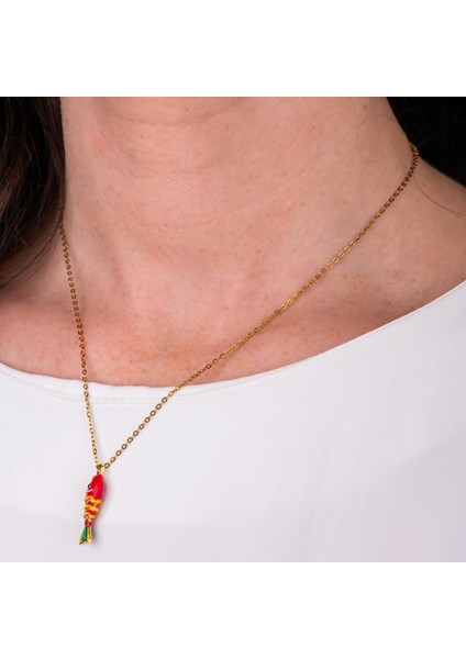 Kırmızı Balık Figürlü Altın Renk Çelik Kadın Kolye – Canlı Renkler,Sembol ve Modern Şıklık Kolyesi