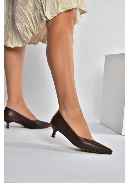 V404090309 Kahverengi Sivri Burun Alçak Topuklu Kadın Ayakkabı