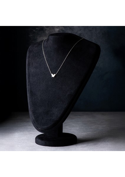 Kelebek Figürlü Gümüş Renk Çelik Kadın Kolye – Zarif ve MinimalTasarım Kolyesi