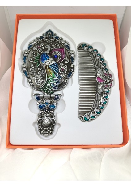 Vintage Metal Tavus Kuşu Desenli El Aynası ve Tarak Seti (17 x 7.5 Cm)