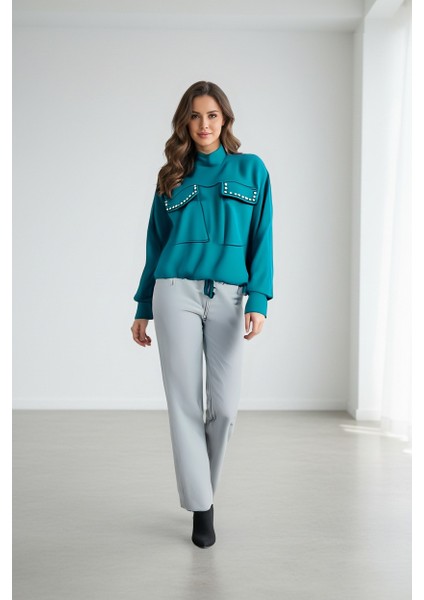 Cepli ve Inci Işlemeli Şık Kadın Sweatshirt