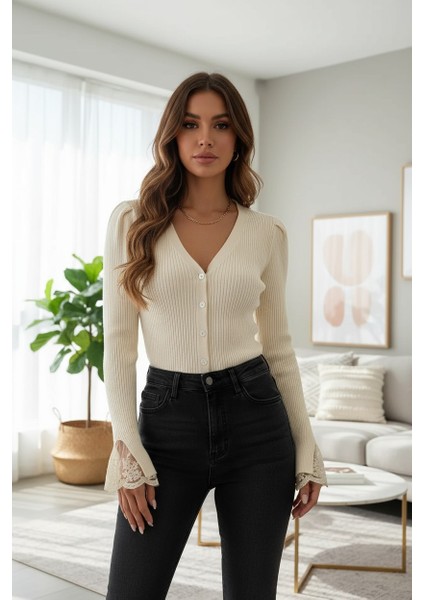 Kolları Dantel Detay Inci Düğmeli Triko Bluz fiyatları