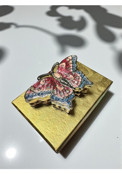 Vintage Dekoratif Kelebek Tasarımlı Mücevher Kutusu, Pembe ve Mavi Kristal Taşlı, Altın Rengi Metal Detaylı, Biblo ve Takı Saklama fiyatları