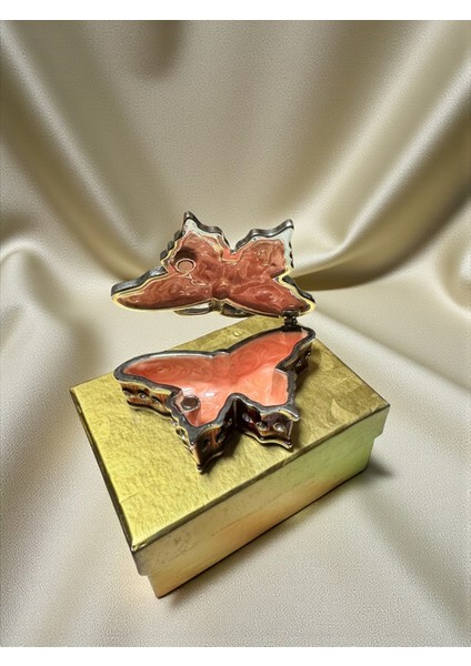 Vintage Dekoratif Kelebek Tasarımlı Mücevher Kutusu, Pembe ve Mavi Kristal Taşlı, Altın Rengi Metal Detaylı, Biblo ve Takı Saklama