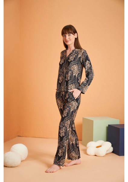 28039 Kadın Uzun Kol Boydan Düğmeli Desenli Pijama Takımı