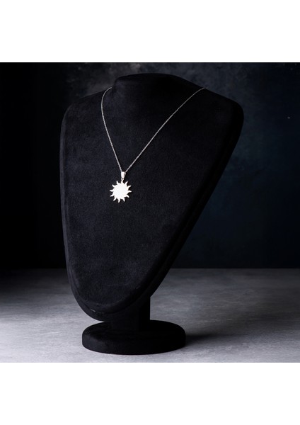 Güneş Figürlü Çelik Kadın Kolye – Zarafet, Işıltı ve Modern ŞıklıkKolyesi