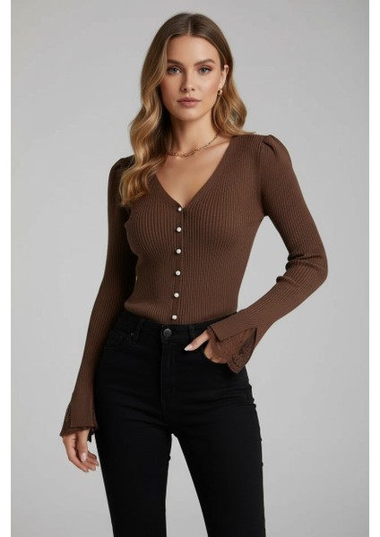 Kolları Dantel Detay Inci Düğmeli Triko Bluz