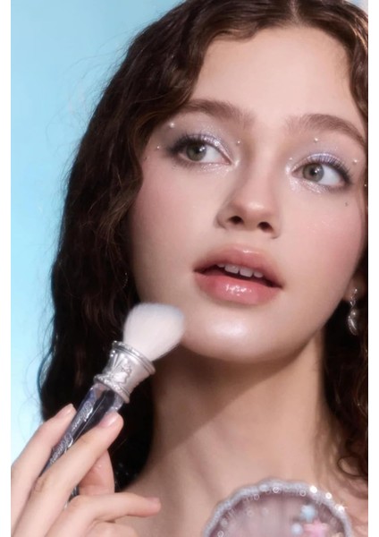 Shell’s Kristal Mavi Jewel Açılı Allık Fırçası indirimleri