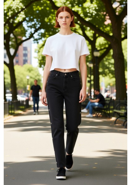 Kadın Taş Detaylı Yüksek Bel Mom Jean Pantolon Fonksiyonel Dayanıklı Kaliteli Konforlu Şık modelleri