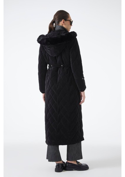 Kürk Detaylı Kapüşonlu Uzun Siyah Şişme Mont 12765 modelleri