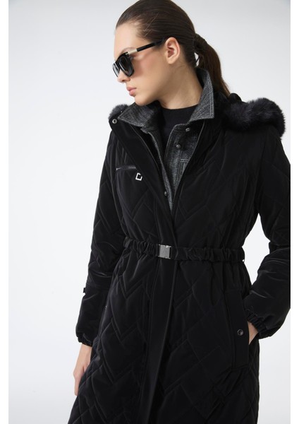 Kürk Detaylı Kapüşonlu Uzun Siyah Şişme Mont 12765