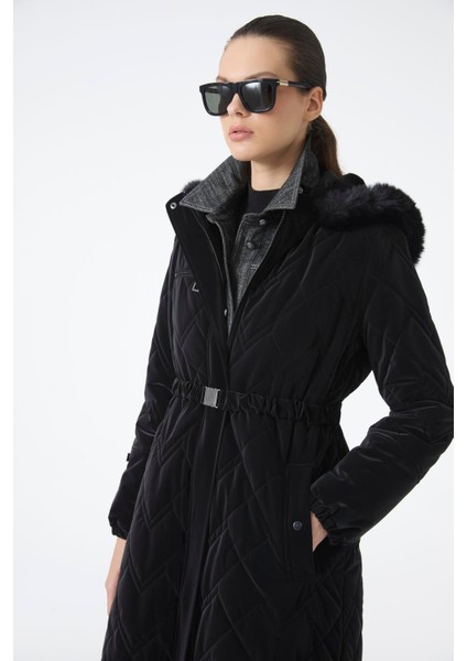 Kürk Detaylı Kapüşonlu Uzun Siyah Şişme Mont 12765