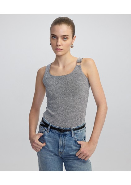 Asimetrik metal aksesuarlı tişört IW6250070134122