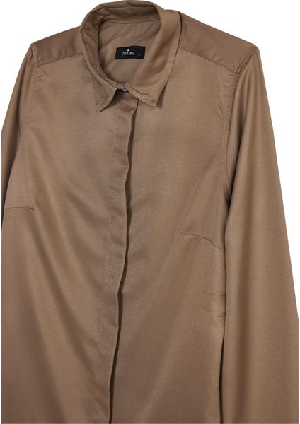 Kadın Slim Fit Dar Kesim Vucüda Oturan Uzun Kollu Gizli Düğme Detaylı Koyu Vizon Basic Gömlek fiyatları