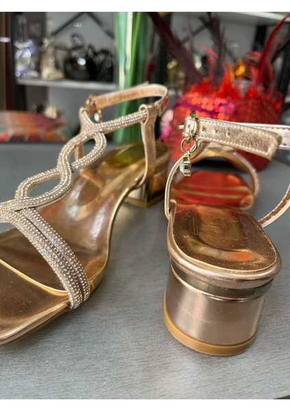 Çift Banlı Ayak Üstü Sonsuzluk Model Gold Rose Kısa Topuk Yazlık ve Abiye Simli Şık Kadın Ayakkabı modelleri