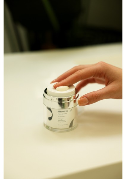 Yaşlanma ve Kırışıklık Karşıtı Nemlendirici Yüz Göz Çevresi Altı Cilt Kremi Gece Yağlı Su Bazlı Kuru modelleri