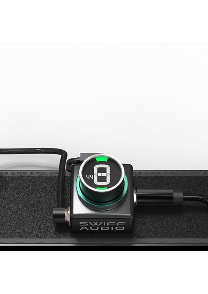 Swiff C20 Kromatik Gitar Bas Ayarlama Için Yenilikçi Mini Pedal Tuneri LED Ekran Ayarlanabilir A4 Aralık Değeri 430-449Hz (Yurt Dışından) fırsatları