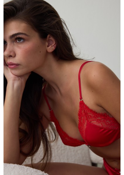 Kırmızı Satin Lace Triangle modelleri