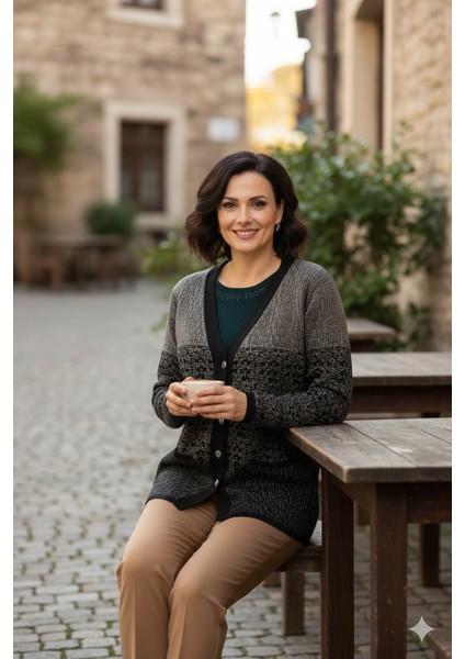 Kadın Kışlık Motifli Çift Cepli Önü Düğmeli Normal Kesim Likralı Yünlü Dokuma Kumaş Anne Hırka modelleri