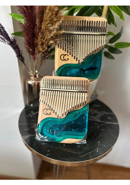 Harika Seri Pro Epoksi Balık Kalimba 21 Telli – Taşıma Çantası, Sticker ve Eğitim Kitapçığı Dahil” fiyatları