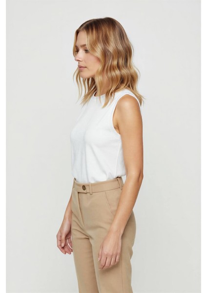 Bej Düğme Detaylı Tam Kalıp Pantolon