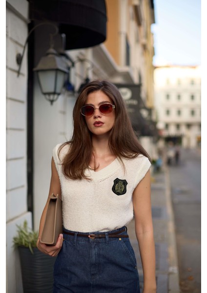 Krem V Yaka Nakış Detaylı Kolsuz Triko