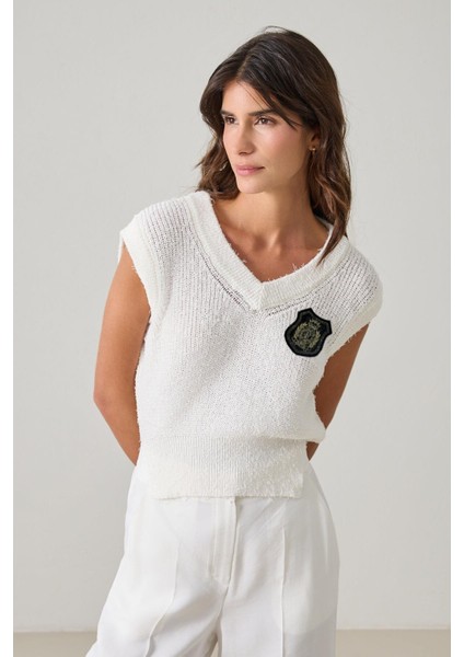 Krem V Yaka Nakış Detaylı Kolsuz Triko