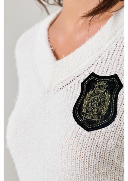 Krem V Yaka Nakış Detaylı Kolsuz Triko