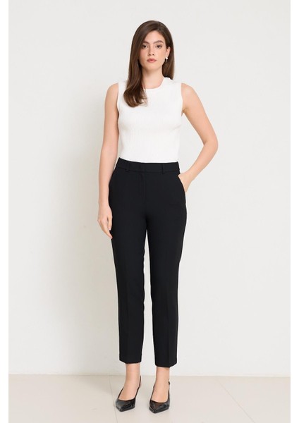 Siyah Cep ve Bel Detaylı Tam Kalıp Pantolon fiyatları